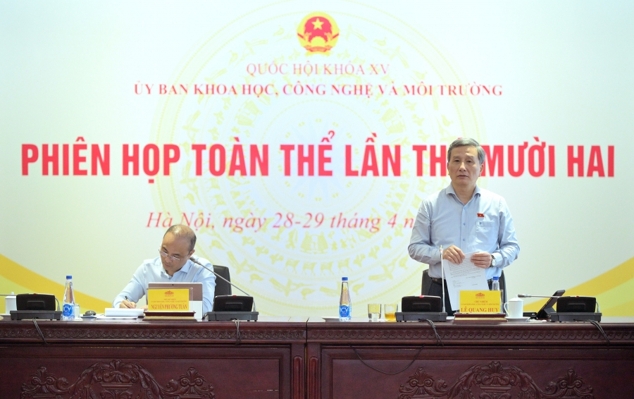 Chủ nhiệm Ủy ban Khoa học, Công nghệ và Môi trường Lê Quang Huy phát biểu kết luận phiên họp