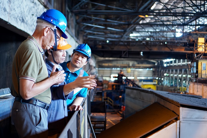 Ông Jorgen (trái) và các chuyên gia năng lượng làm việc với nhà máy thép tại Thái Nguyên