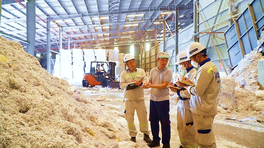 Cán bộ kiểm toán năng lượng tiến hành kiểm tra tại một đơn vị sản xuất.