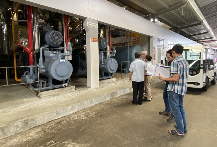 Các chuyên gia làm việc với nhà máy thủy sản tại Cần Thơ. Ảnh: DEPP3/VAS